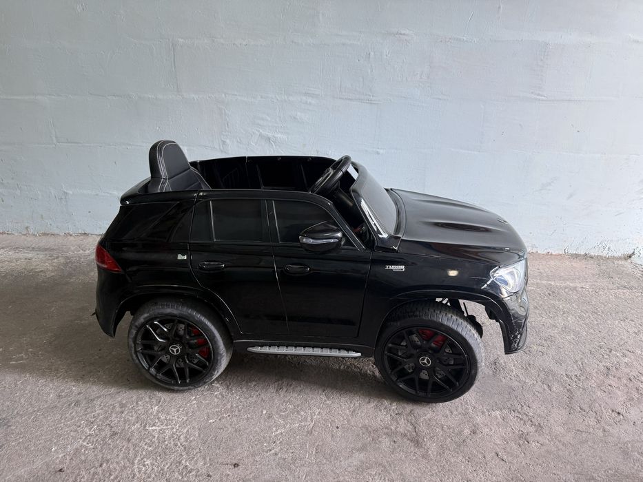 Акумулаторна кола Licensed Mercedes Benz M-Class