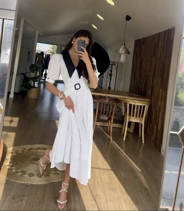 Белое платье в черный горошек