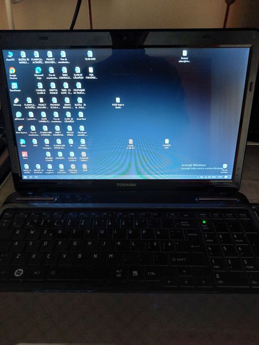 Vând laptop Toshiba și calculator (unitate,tastatura,monitor)