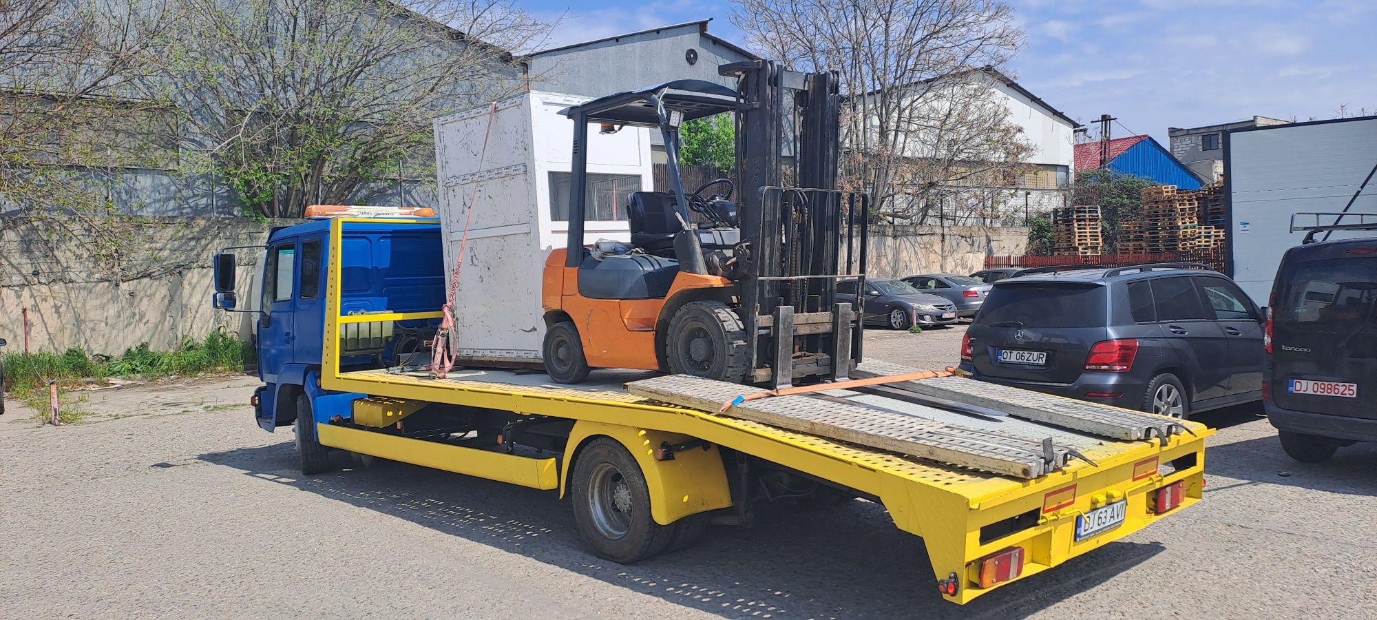 Tractari auto,autoutilitare, transport utilaje,Platforma.Macara