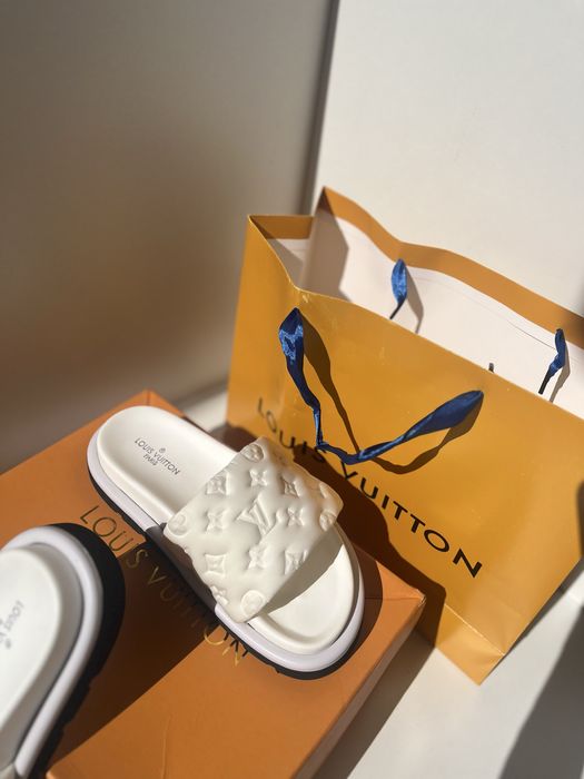 Slapi Louis Vuitton noi la cutie , marimea 38