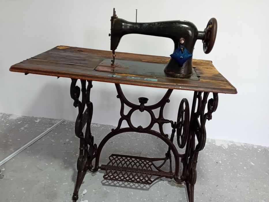 Vând mașină de cusut veche