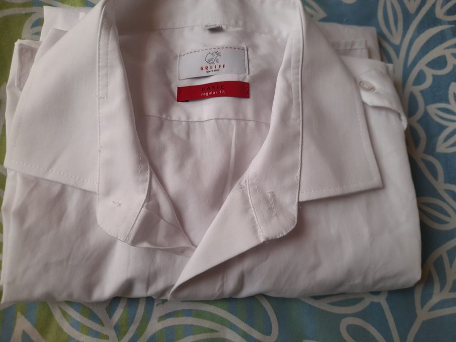 Cămașă albă,  nouă,  mânecă scurtă