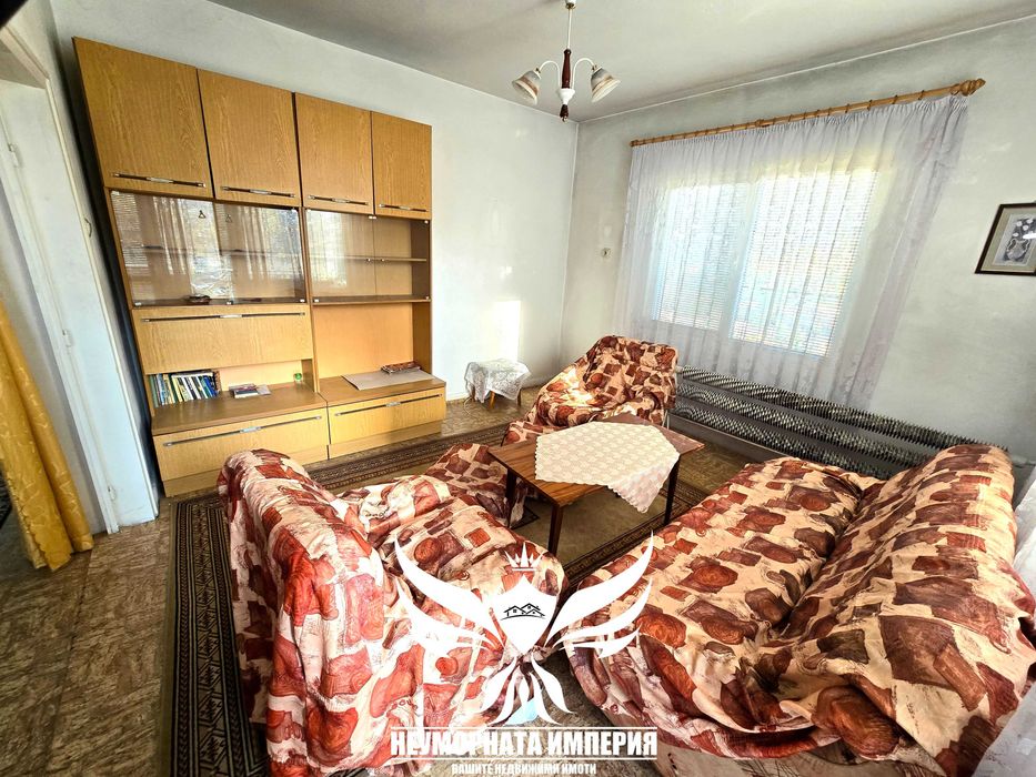 Продавам етаж от къща,приземен и гараж, таван и помещения Асеновград