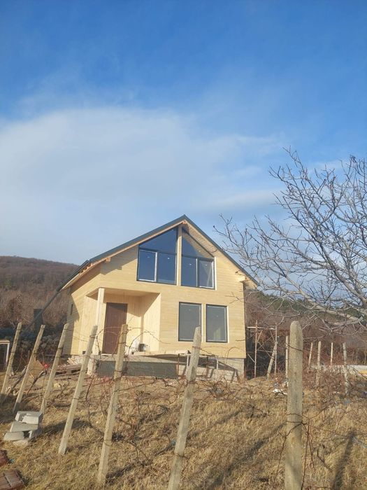 Vand case pe structura metalica si din lemn