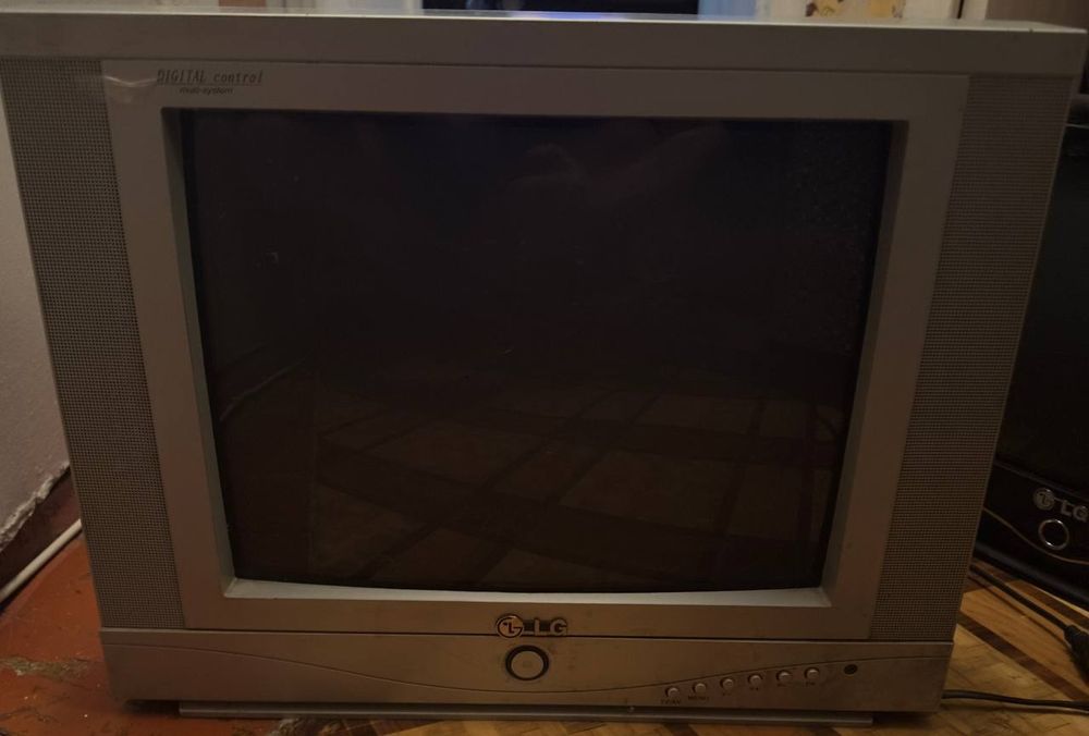 Телевизоры два штуки, рабочие с пультами.