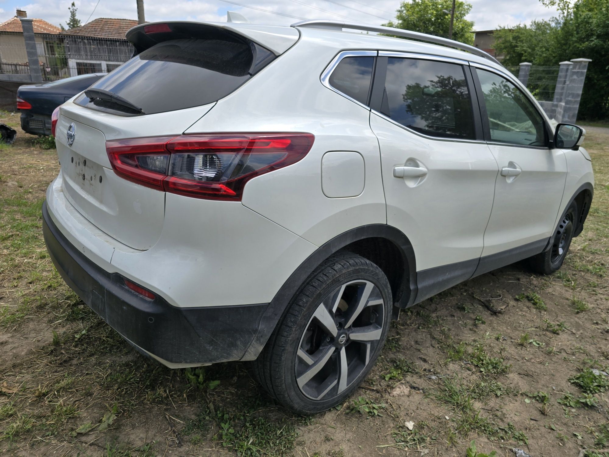 Продавам nisan qashqai на части