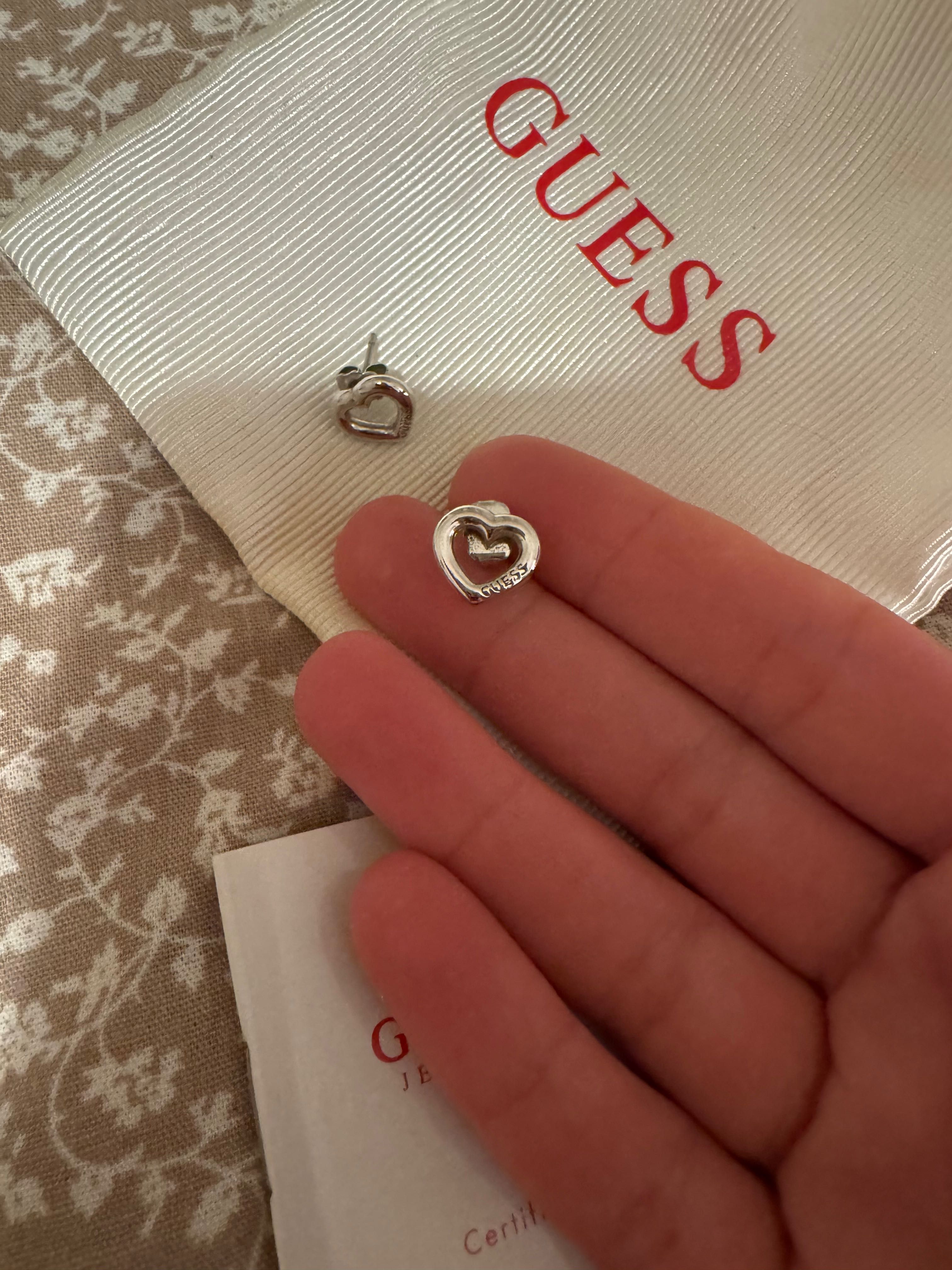Продавам дамски обеци Guess