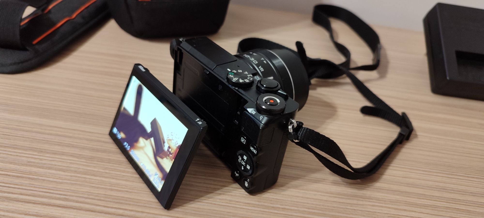 Nikon 1 J5 Kit 10-30mm VR PD-Zoom