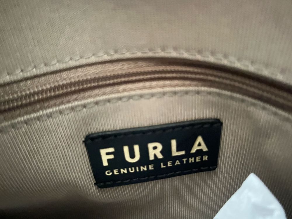 Furla Classic в бяло и зелено.100%оригинал..Със сериен номер,етикети