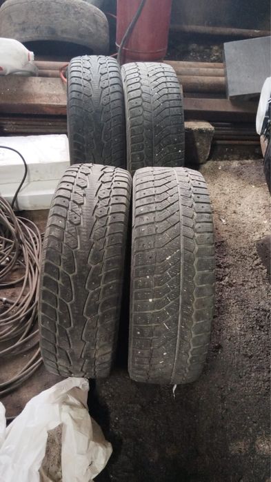 Продам зимние резины 215:60 16 размер