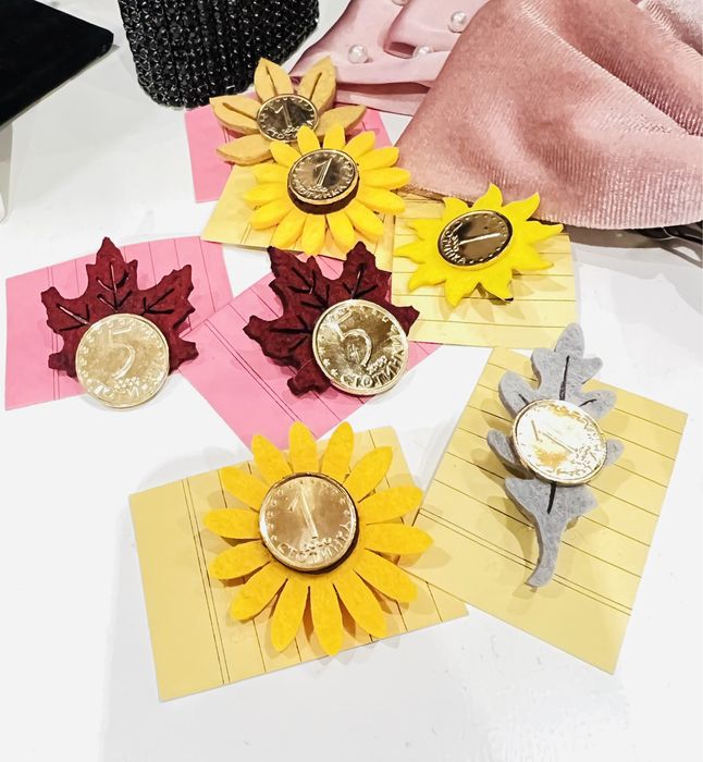 Брошки със стотинка за спомен на българският лев