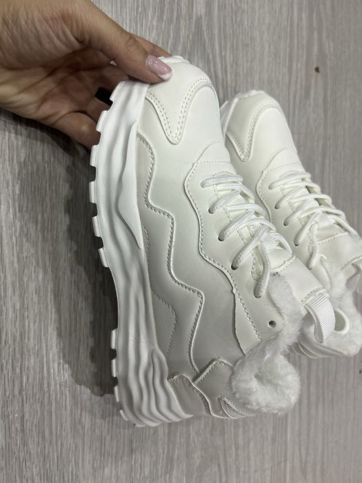 НОВИ топли бели маратонки