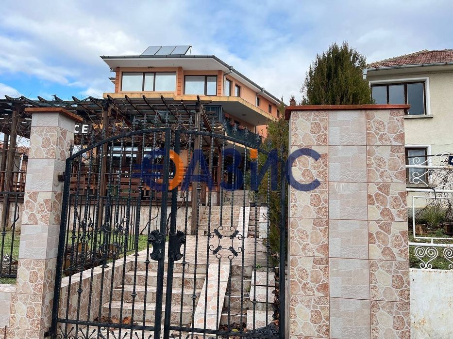 3-етажна къща с ресторант в центъра на Кошарица,1200кв.м,845 000 евро,