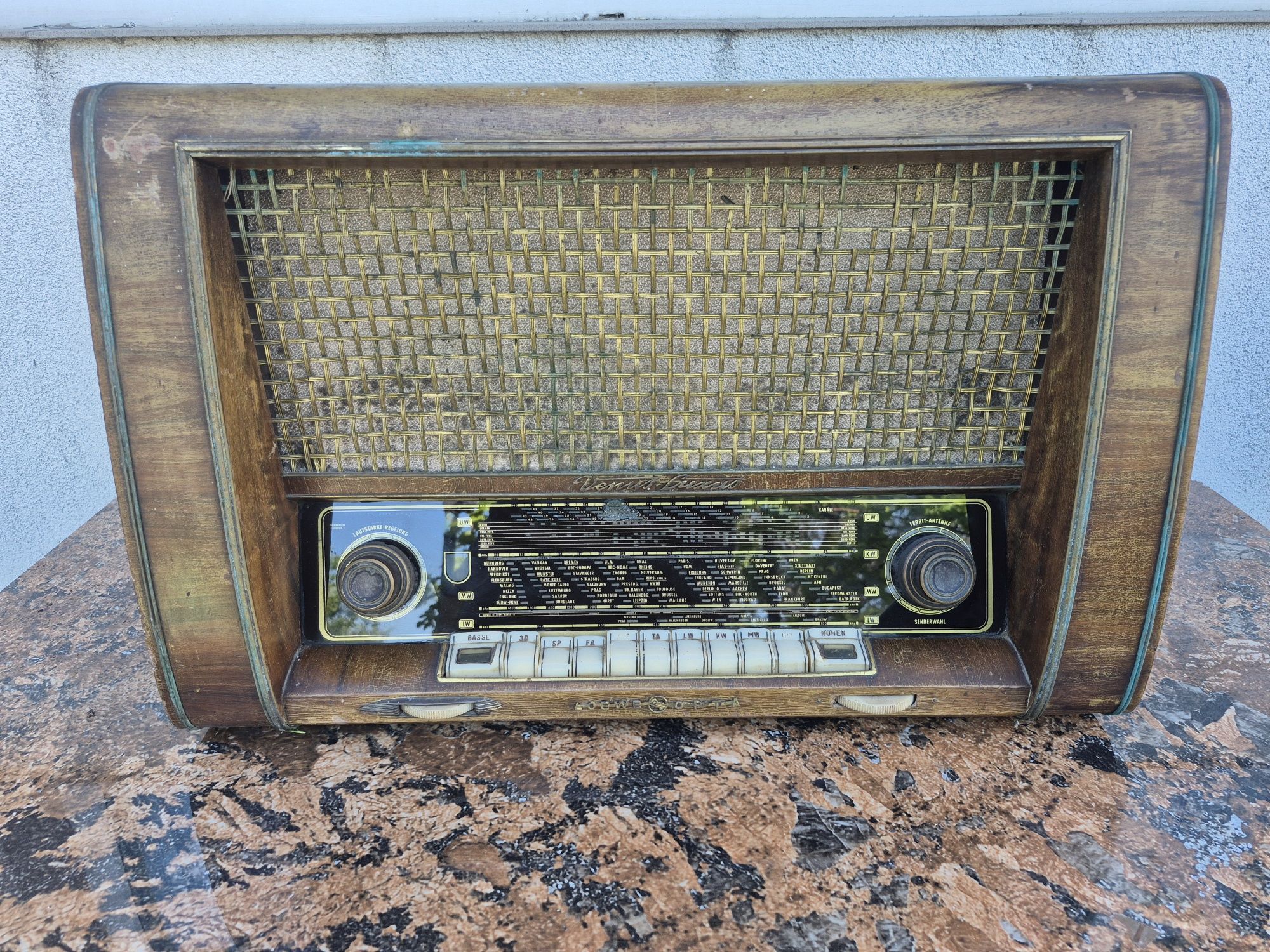 Vând colecție 34 Radio Lampi,carcasa ebonita & lemn din ani 1940-1980
