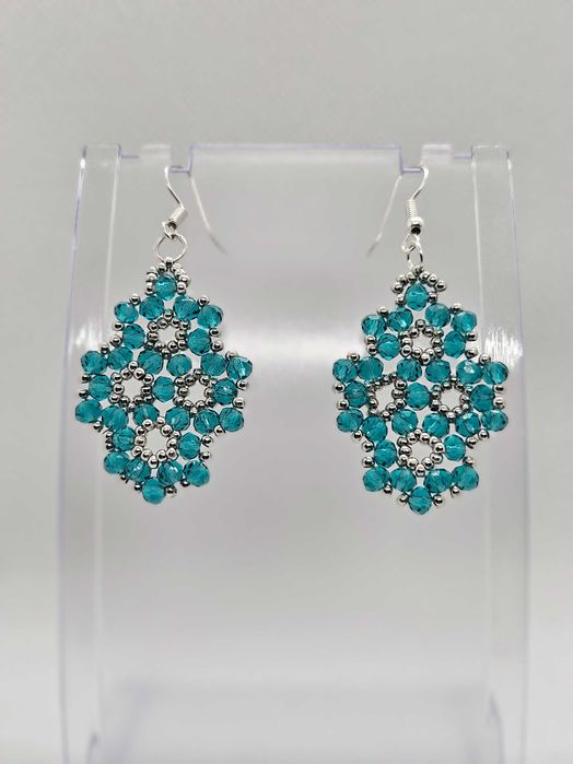 Продавам ръчно изработени бижута от мъниста