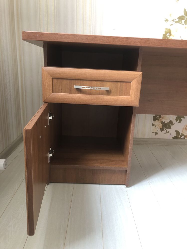Продается качественный письменный стол