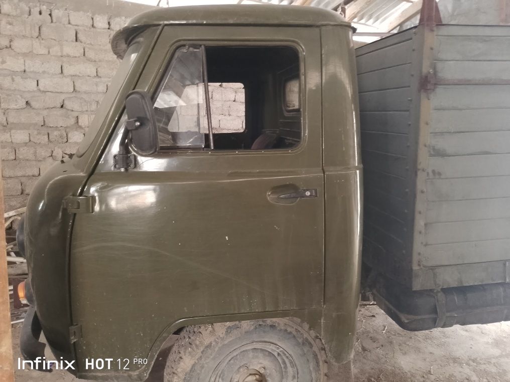 Uaz yurib turgan moshina matori yangi balon yangi benzin