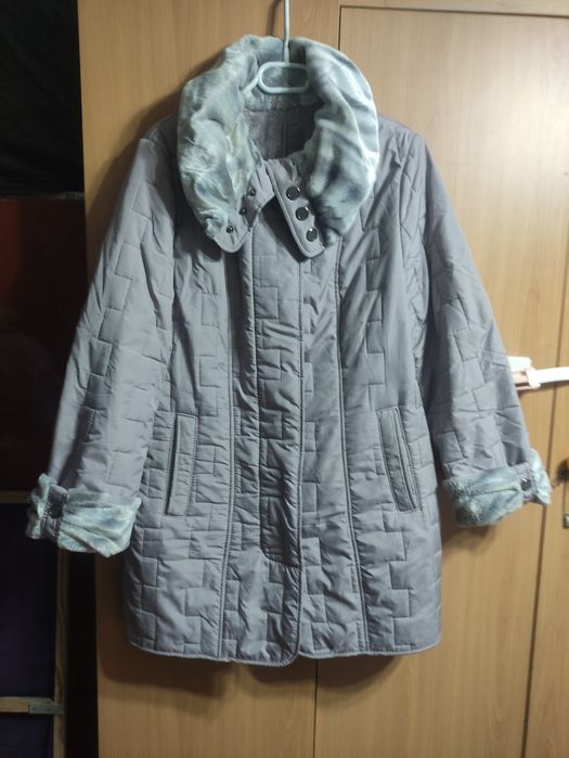 Продаются женские куртки с капюшонами
