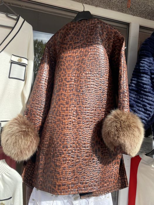 Haina maro cu accesorii din blana naturala vulpe