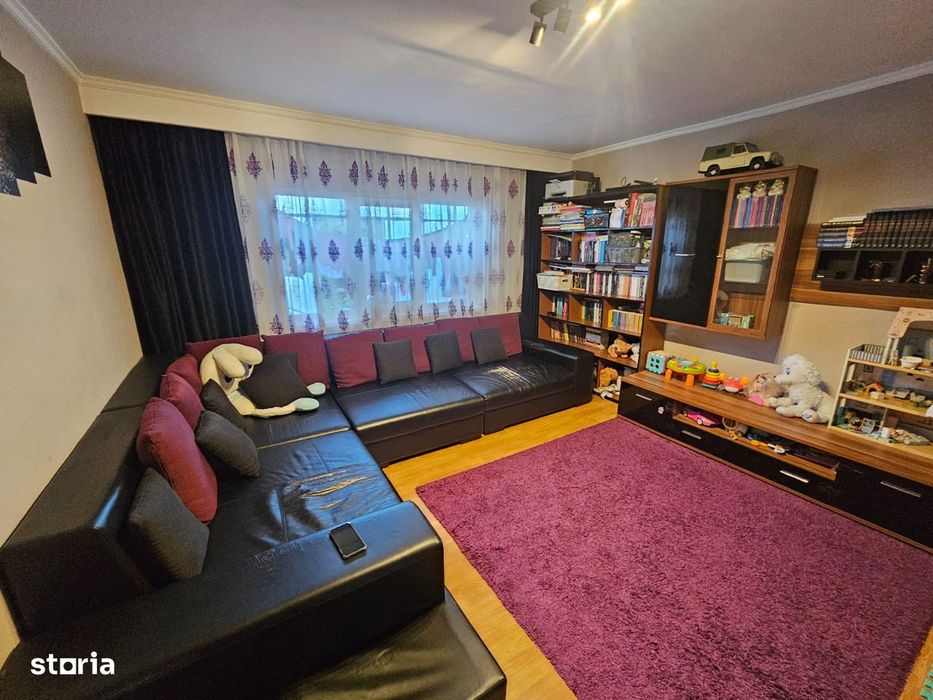 Apartament cu 3 camere de vânzare în Curtea de Argeș.