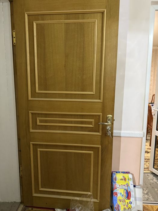 Дверь деревянная коричневая