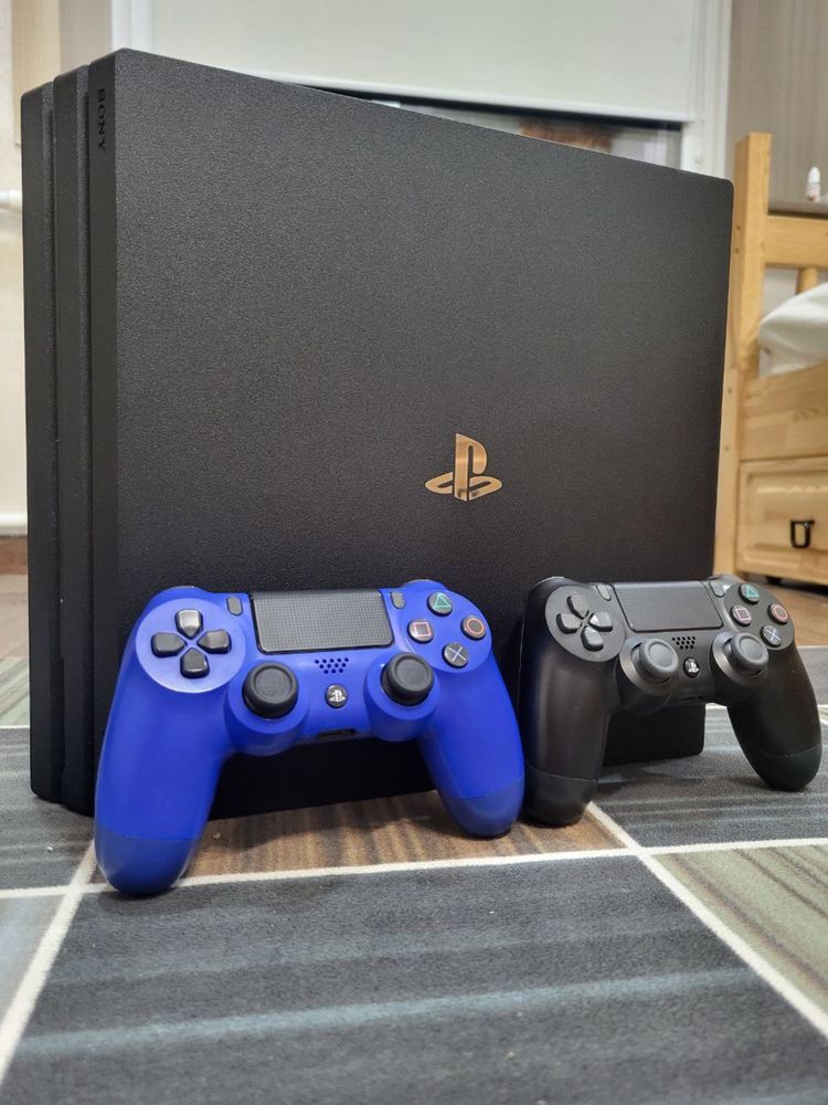 PS4 PRO, 1 TB , 2 геймпада
