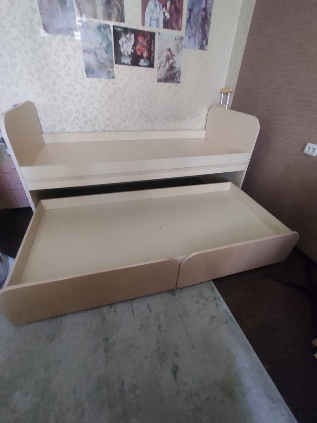 Продам двухъярусную кровать.