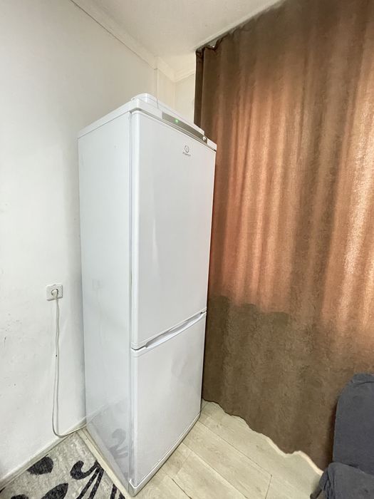 Холодильник INDESIT SB200 белый в хорошем состоянии. Звонит по номеру