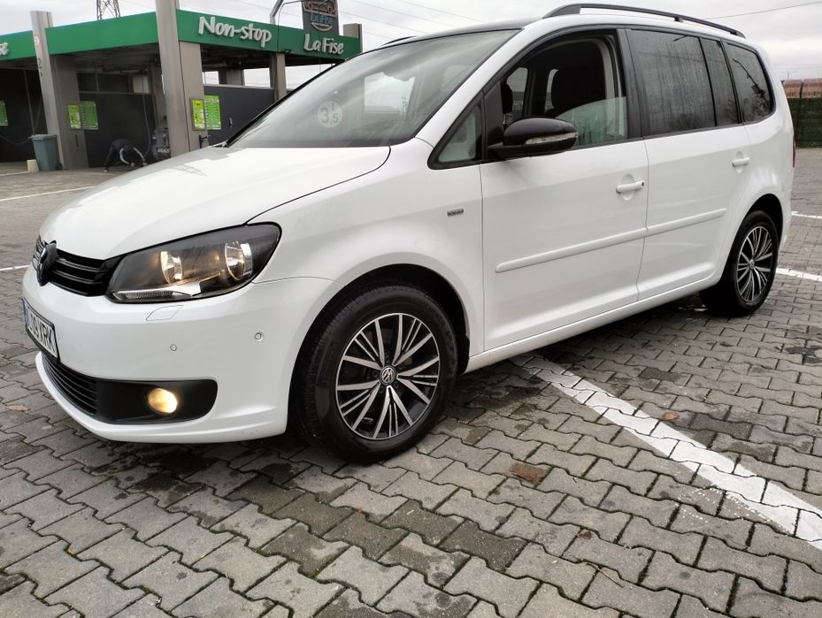 VW Touran 5 locuri 2 litri diesel automat 5 locuri..