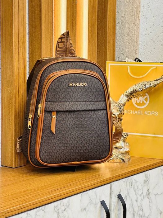 Ghiozdane disponibile multe culori