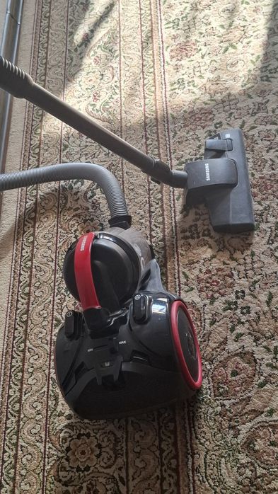 Срочно продаётся Самсунг пылесос.Отлично работает.