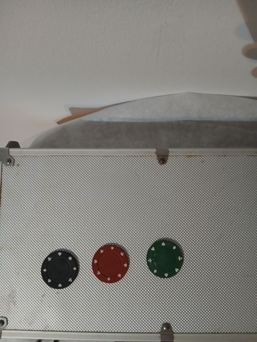 Set poker – 289 jetoane + valiză aluminiu – 50 lei (negociabil)