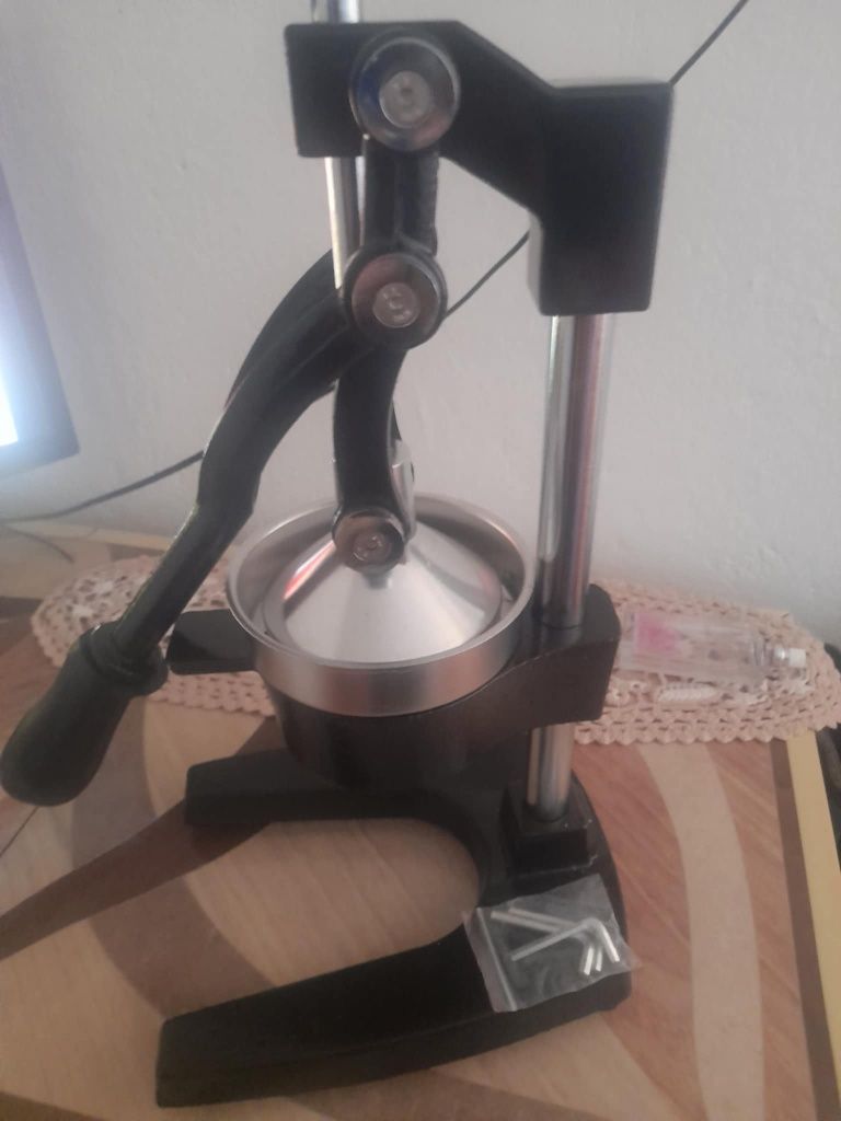 Vând presa de fructe ,noua
