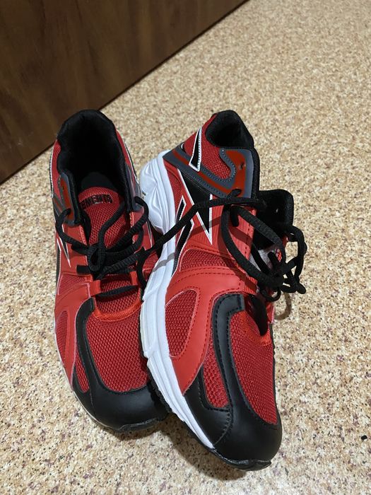 Новые  мужские  кроссовки  продам. Безторг