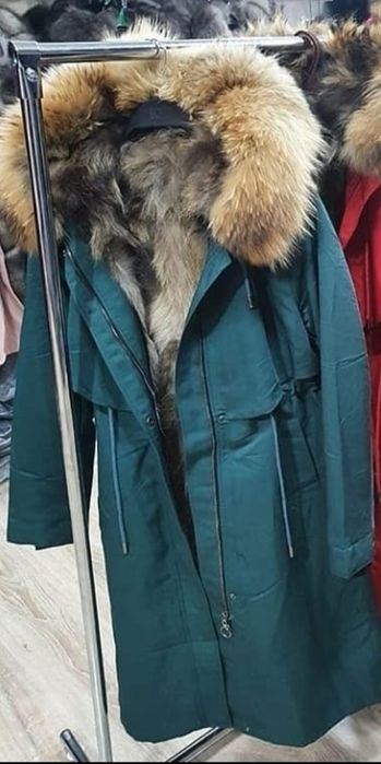 Продам Парку, натуральный мех енота, длина 110см, цвет изумруд