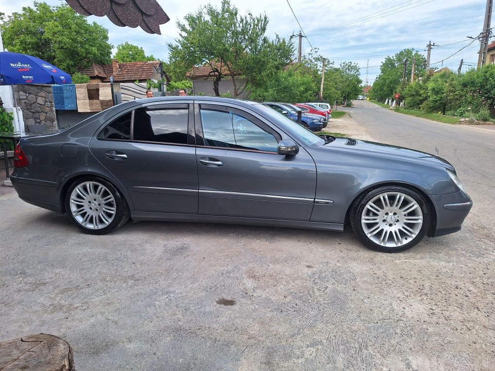 Mercedes-Benz E-Class W211