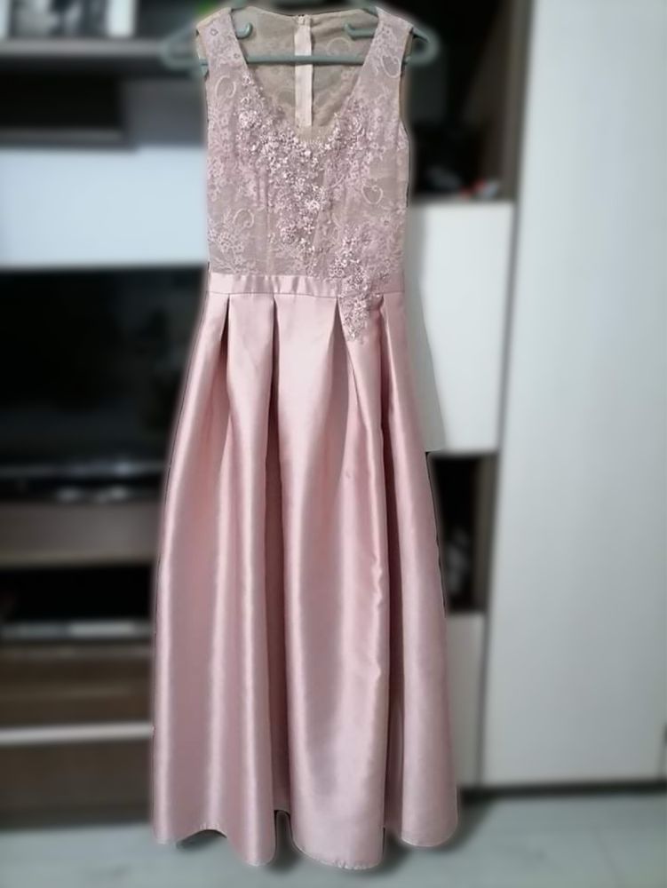 Rochie lungă roz din material satinat și dantelă