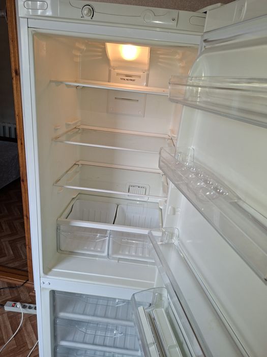 Срочно продаю холодильник Indesit 3 года гарантия есть