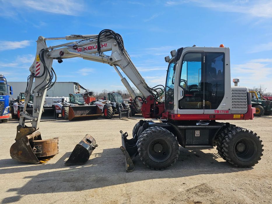 Takeuchi TB175W excavator pe roti 4 cupe  pe pneuri buldoexcavator 4 cupe / de la unic proprietar