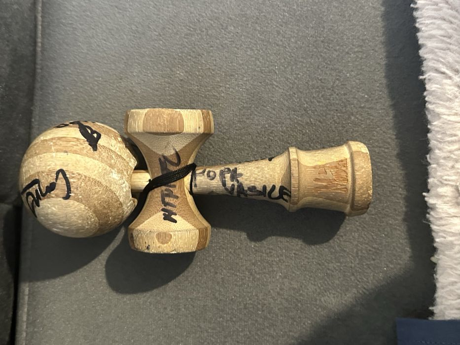 Kendama semnata de azteca si dana si toata echipa  lui mitica
