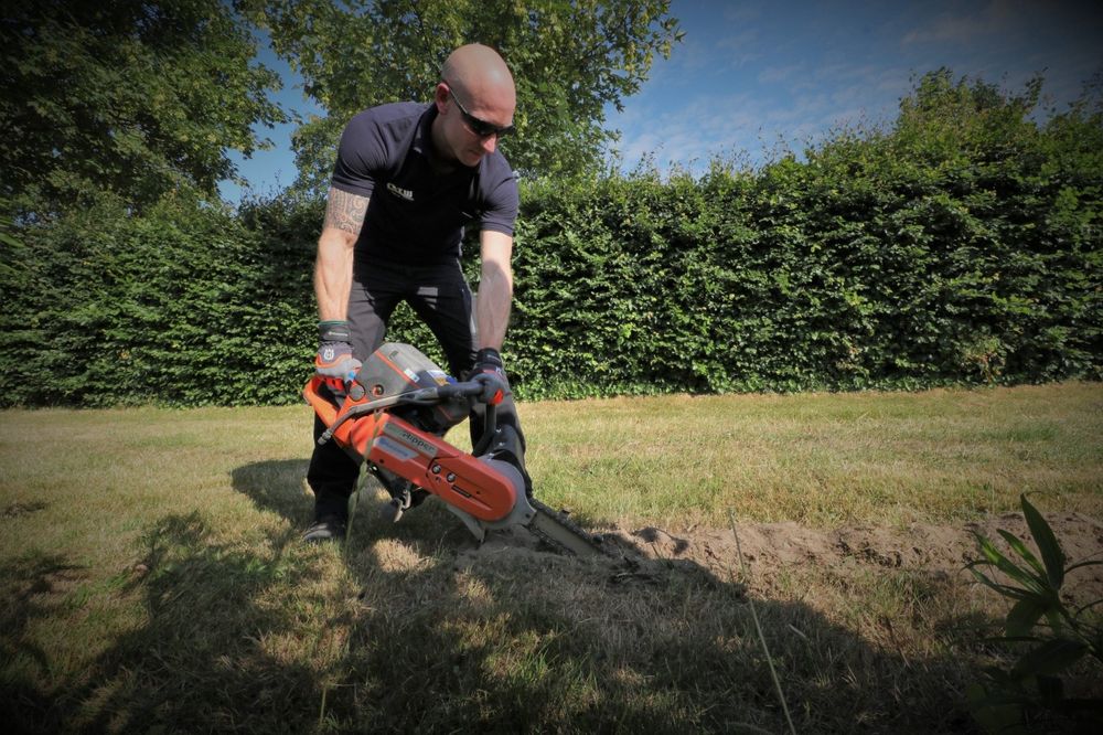 Săpăm șanțuri mecanizat cu trencher