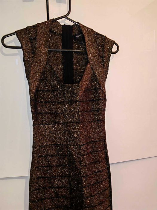 Бандажна рокля със златиста нишка