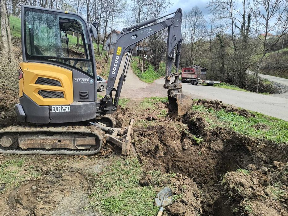 Execut lucrări cu mini-excavator 2.5 tone