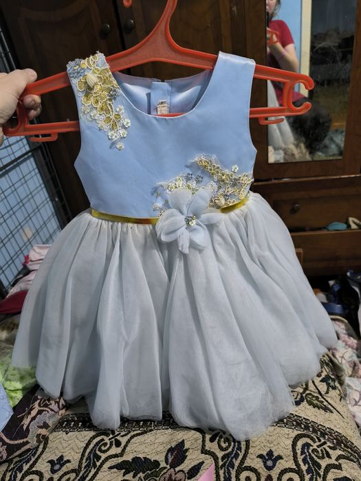 Срочно Продам очень красивое платье 2-4