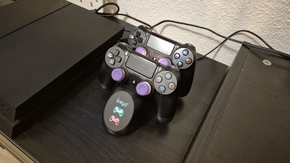 Playstation 4 1TB конзола с два dualshock 4 контролера