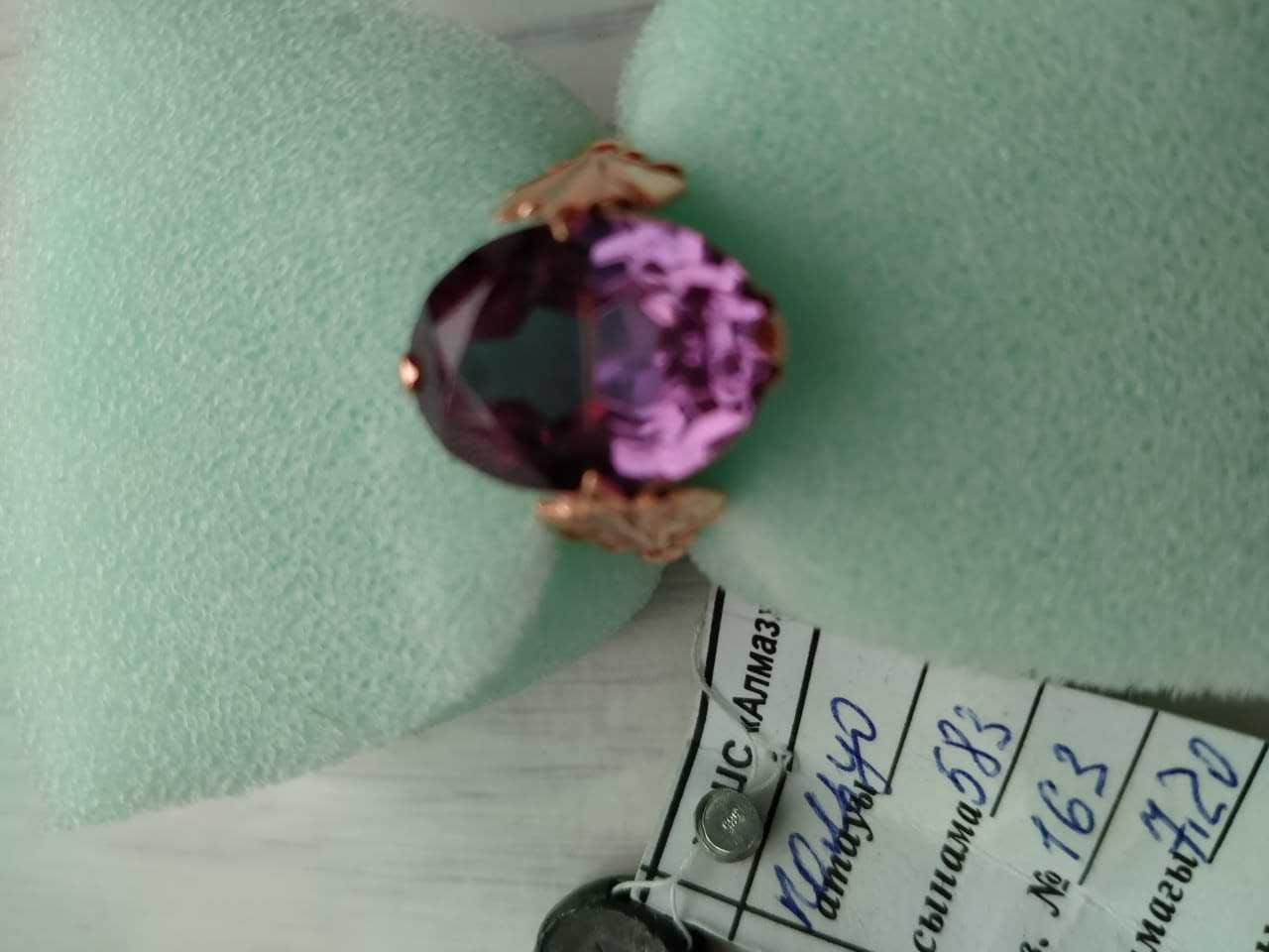 Перстень  с камнем Александрит, который меняет цвет в течении дня.