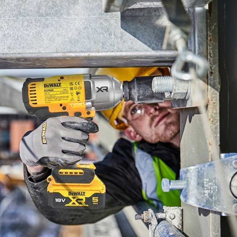 Промоция!Акумулаторен ударен безчетков гайковерт DCF900P2T Dewalt