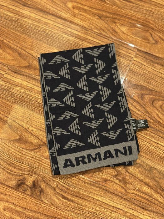 Разпродажба на шалове и шапки