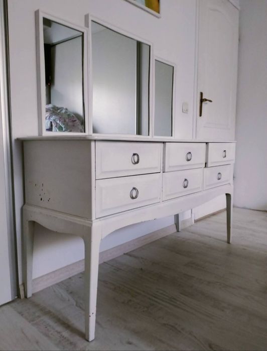 Mobilier din lemn vechi,comoda ,cuier hol și o noptiera
